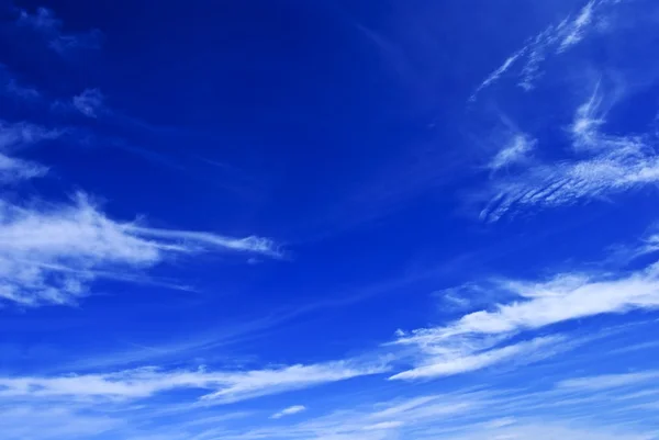 Hermosas nubes en un cielo azul oscuro — Foto de Stock