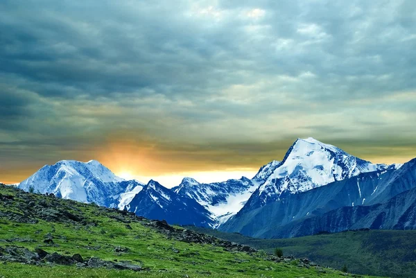 Bir dağlarda günbatımı — Stok fotoğraf