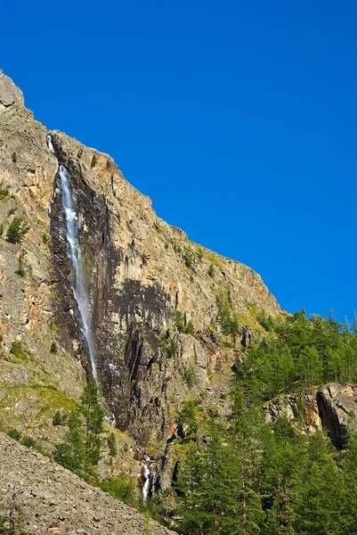Lange waterval haasten uit een rots — Stockfoto