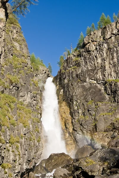 Grande cascade dans une montagne — Photo