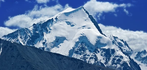 Panorama des schneebedeckten Berges — Stockfoto