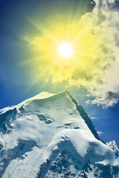 Třpyt slunce nad vrchol hory — Stock fotografie