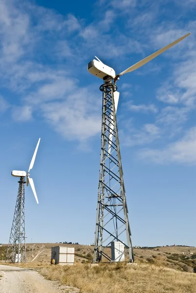 Ветряные турбины в степи — стоковое фото