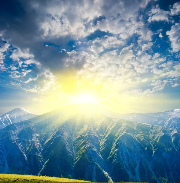 Ήλιο να ανατέλλει πάνω από ένα βουνό — Φωτογραφία Αρχείου