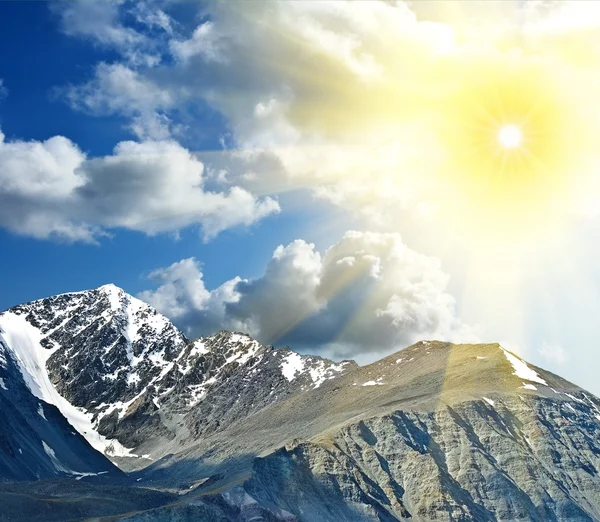 Yaz günü bir dağlar ışıltı — Stok fotoğraf