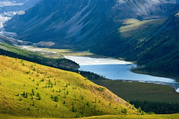 Bir dağa vadide güzel göl — Stok fotoğraf