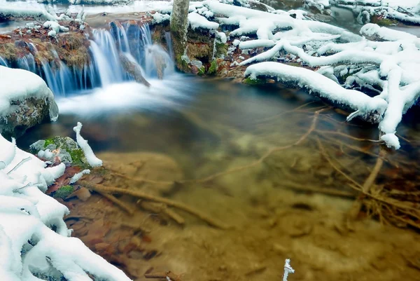 Mały niebieski kaskady na rzece zima — Zdjęcie stockowe