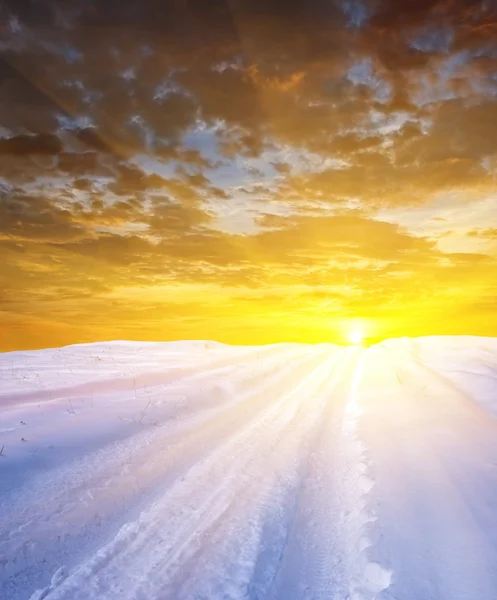 Pôr do sol em uma planície de inverno — Fotografia de Stock