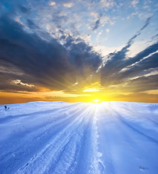 Pôr do sol dramático em uma planície de inverno — Fotografia de Stock