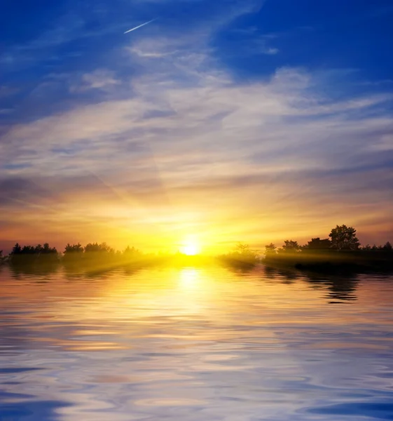 Görkemli güneş doğuyor Gölü Panoraması — Stok fotoğraf