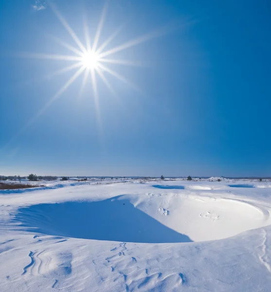 冬季冰雪平原的圆孔 — 图库照片