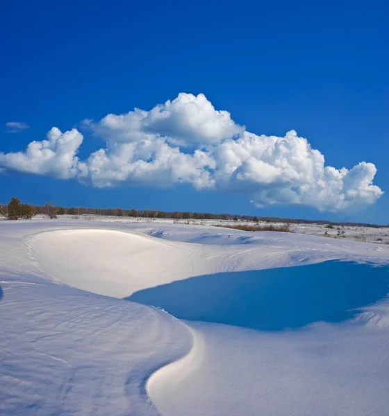 Paisaje invernal llano y nubes — Foto de Stock