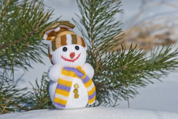Счастливый снеговик на фоне елки — стоковое фото