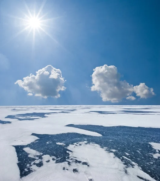 Lago congelado de inverno abaixo de um sol brilhante — Fotografia de Stock