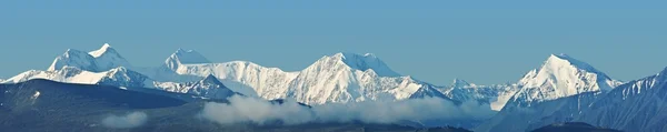Schneebedecktes Bergpanorama lizenzfreie Stockbilder