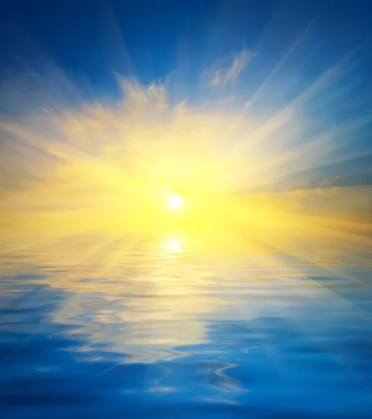 Pôr do sol refletido em uma água — Fotografia de Stock