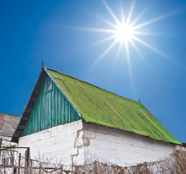 Vidéki ház a szikrázó napsütésben — Stock Fotó