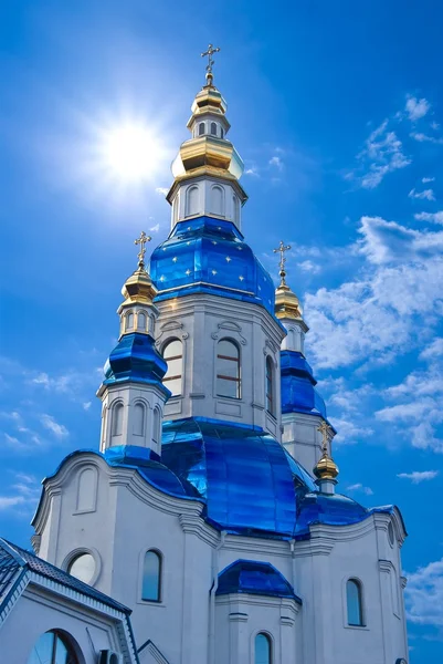 Chiesa cristiana su sfondo cielo blu — Foto Stock