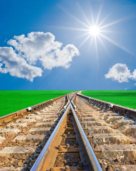 Ferrovia sob um sol cintilante — Fotografia de Stock