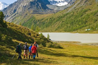 bir göl yakınında bir zammı turist