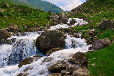 Kafkas Dağları'nda su acele