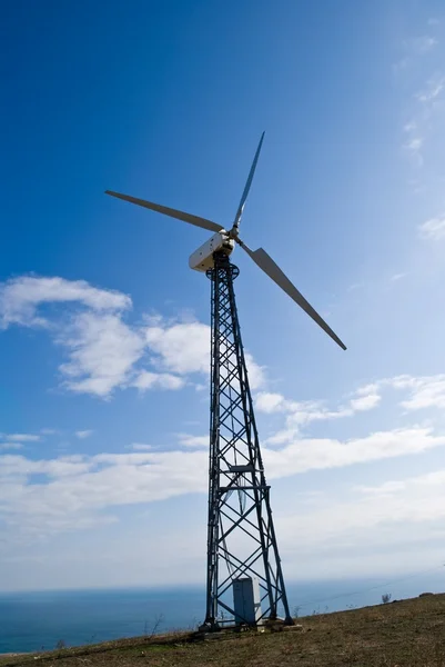 Tourbine energii wiatrowej na tle błękitnego nieba — Zdjęcie stockowe