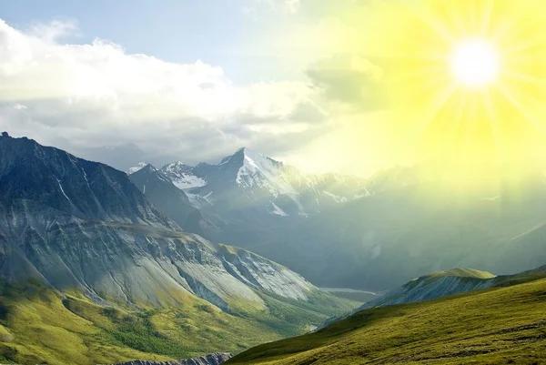 Bir dağ üzerinde güneş ışınlarının — Stok fotoğraf