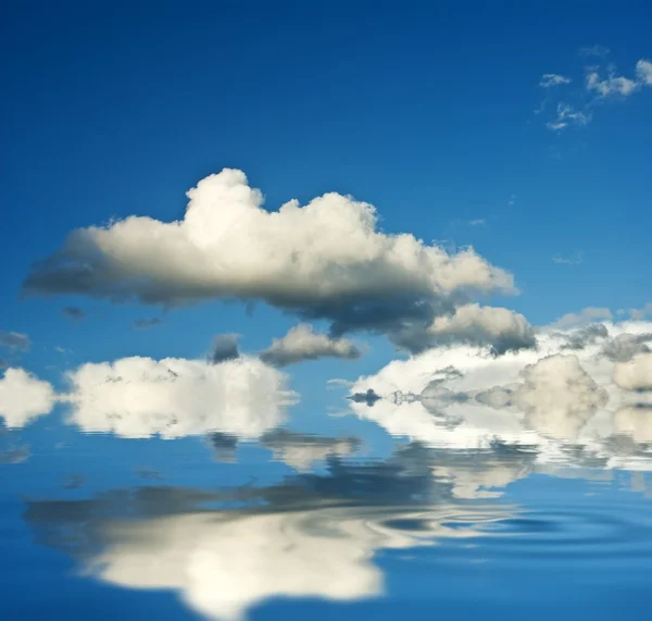 Wolken weerspiegelen in een water — Stockfoto