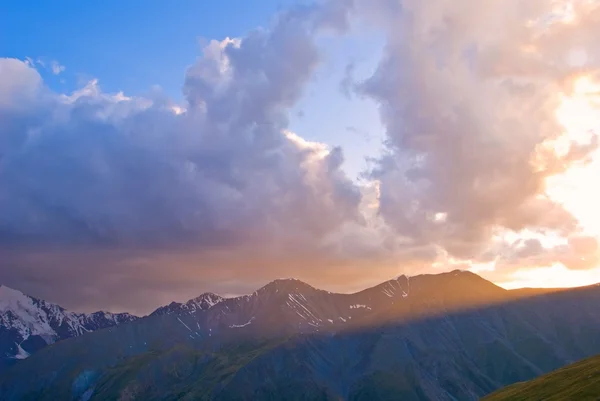 Gün batımında dağ vadisi — Stok fotoğraf