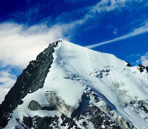 積雪の山の頂上 — ストック写真