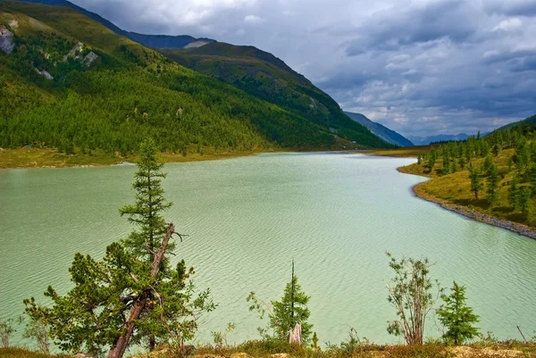 Lago de esmeralda em umas montanhas — Fotografia de Stock