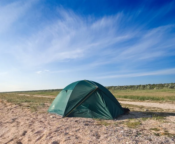 Grønt, turistiktisk telt på en steppe – stockfoto