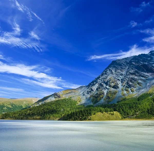 Sjön nar en mountain fot — Stockfoto
