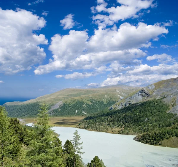 Danau besar di lembah pegunungan — Stok Foto