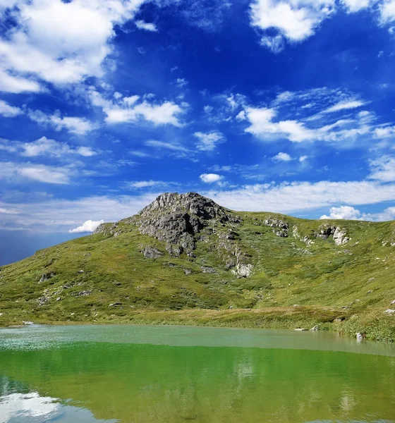 Smaragdsee in einem Gebirge — Stockfoto