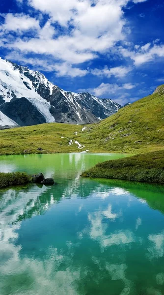Zielone jezioro w górach — Zdjęcie stockowe