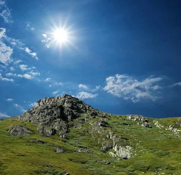 Sol sobre una montaña — Foto de Stock
