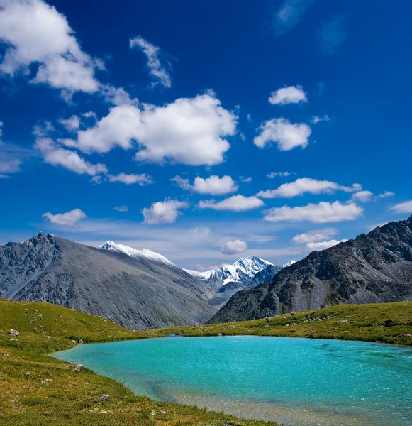 Emerald lake in Altaj — Stockfoto