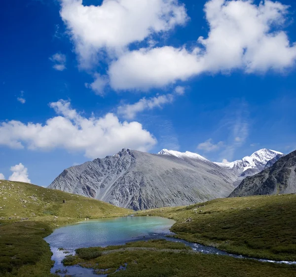 Pequeno lago em um planalto de montanha — Fotografia de Stock