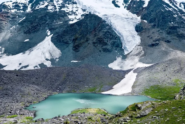 Liten sjö nära en foten av glaciären — Stockfoto