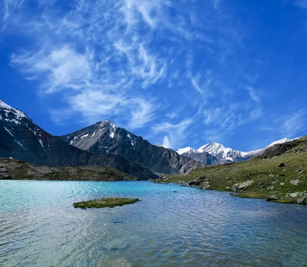 Lago de esmeralda em umas montanhas — Fotografia de Stock