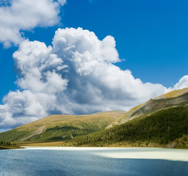 Majestätiska moln över ett berg — Stockfoto