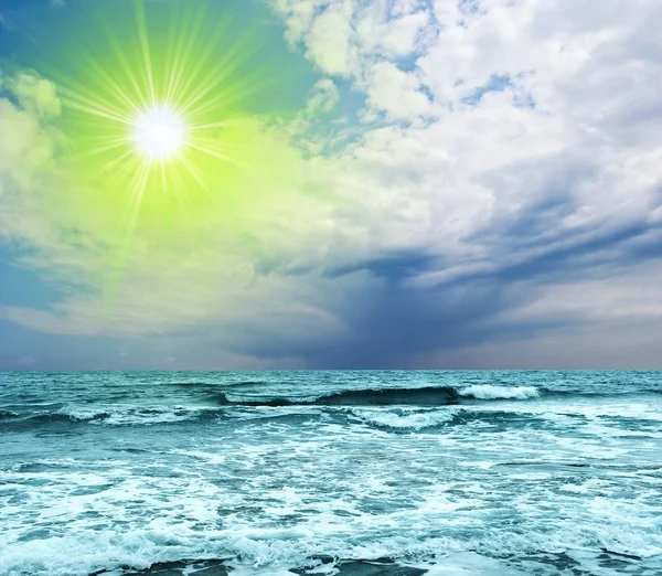 Sol brilhante acima de uma costa do mar — Fotografia de Stock