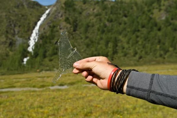 Homme tenant un morceau de glace dans une main — Photo