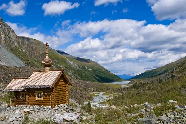 Bir dağa vadide ahşap Hıristiyan Kilisesi — Stok fotoğraf