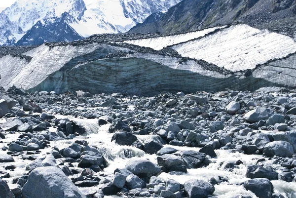 Rivier haasten fron een gletsjer — Stockfoto