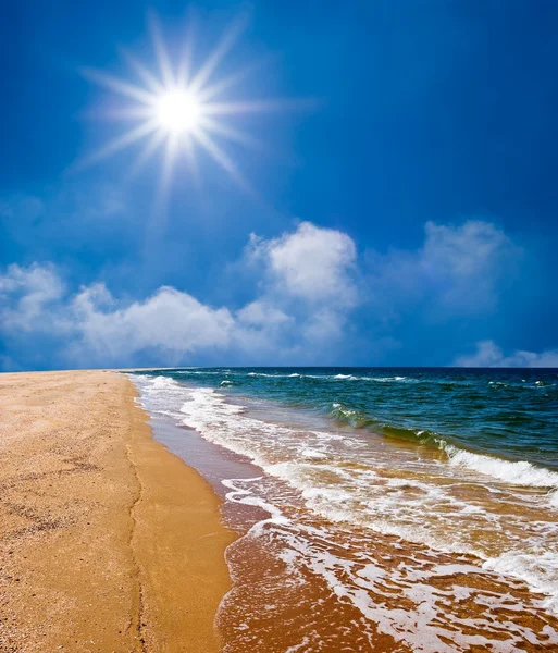 Deniz kıyısında sıcak bir yaz günü tarafından — Stok fotoğraf