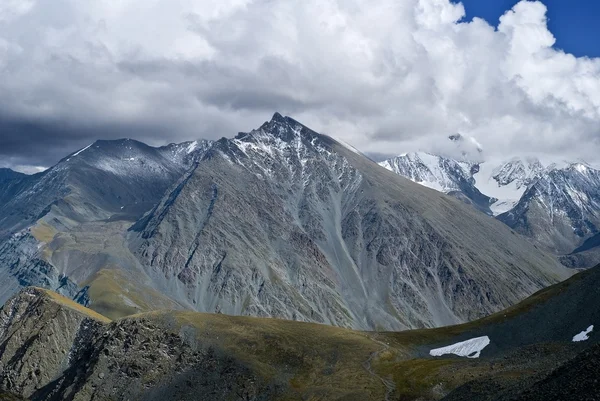Chmury nad dolina góra — Zdjęcie stockowe