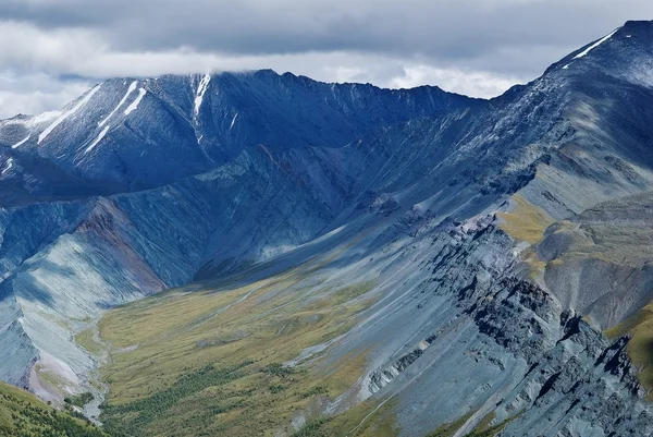 Mistige bergen landschap — Stockfoto