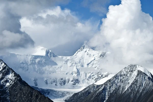 Berge in einer Wolke — Stockfoto